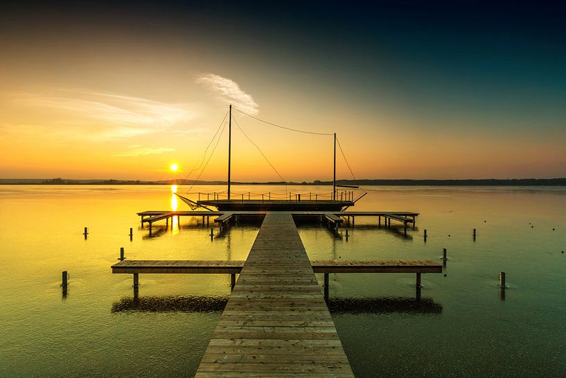 Steg mit Segelboot im Sonnenuntergang von Frank Herrmann
