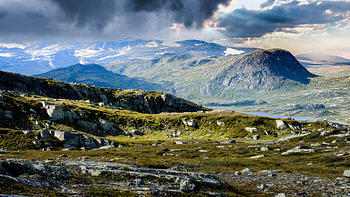 Vue d'un paysage norvégien étonnant et idyllique. Image d'automne des montagnes.