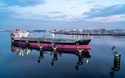 Olietanker afgemeerd in de avondhaven