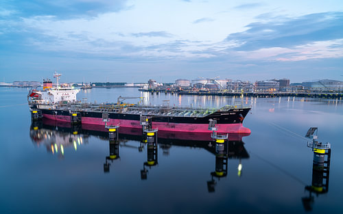 Olietanker afgemeerd in de avondhaven