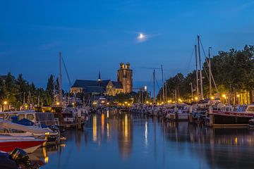 Grote Kerk en Nieuwe Haven in Dordrecht in het blauwe uurtje van Tux Photography
