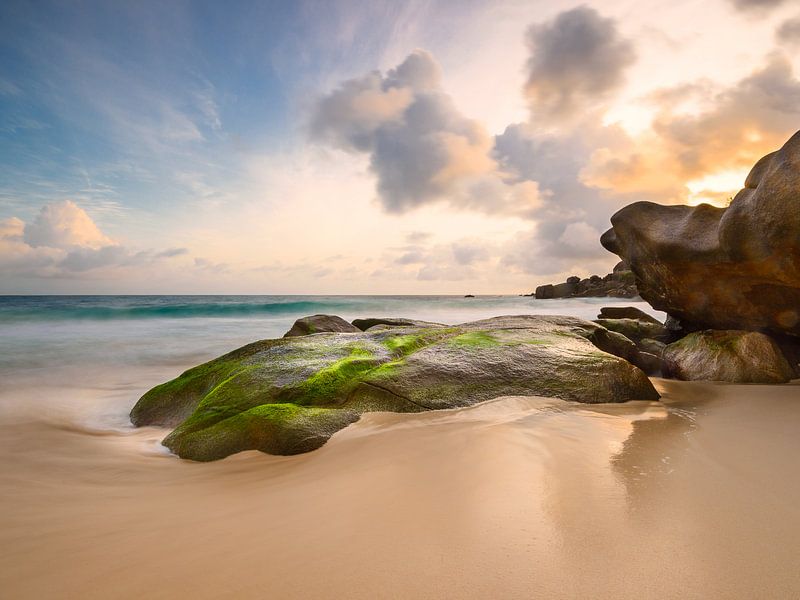 Sonnenuntergang an den Felsen des  Intendance Beach von Denis Feiner