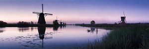 Windmuehlen in den Niederlanden vor Sonnenaufgang