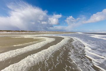 Schuim op het strand van Ameland met mooie wolkenlucht van Anja Brouwer Fotografie