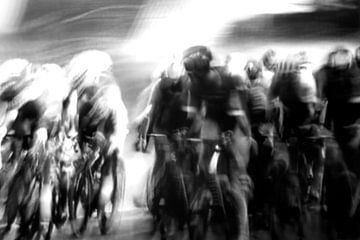 Peloton cycliste en noir et blanc sur Studio Koers