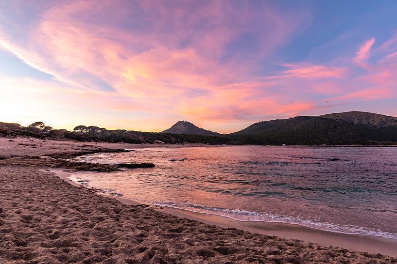 Betoverende rozige zonsondergang bij Cala Agulla van Joke Van Eeghem