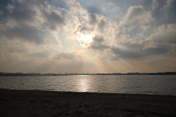 Zonnestralen achter een wolk boven de Zevenhuizerplas
