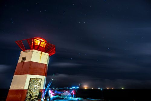 Nachtvissers bij het havenhoofd