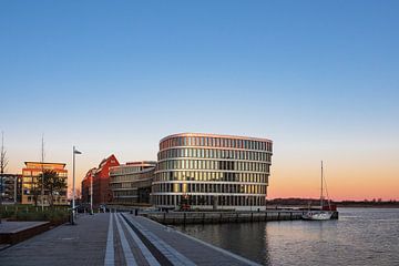 View to a modern building in Rostock, Germany van Rico Ködder