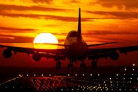 KLM Boeing 747 landt tijdens zonsondergang