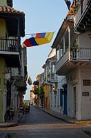 De straten van Cartagena de Indias, met de Colombiaanse vlag