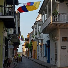 De straten van Cartagena de Indias, met de Colombiaanse vlag van Carolina Reina