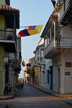 Die Straßen von Cartagena de Indias, mit der kolumbianischen Flagge
