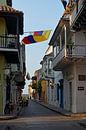 De straten van Cartagena de Indias, met de Colombiaanse vlag van Carolina Reina Photography thumbnail