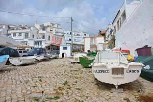 Gepflasterte Straßen und Fischerboote in Burgau an der Algarve, Portugal von My Footprints