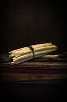 Stilleven met bundel asperges op antieke tafel. Wout Kok One2expose