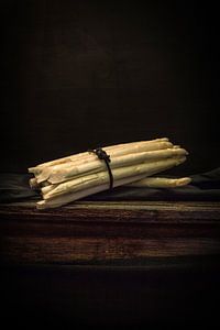 Stillleben mit Spargel auf antikem Tisch