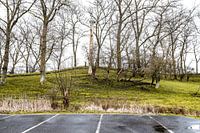 Natuurlijk contrast: parkeerplaats aan de rand van de natuur