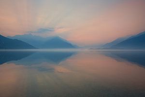 Ochtendgloren bij het Comomeer (Lago di Como, Domaso) van Annie Jakobs