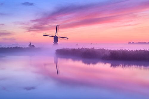 Molen in de mist tijdens zonsopkomst