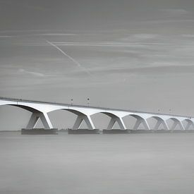 Le célèbre pont de Zeeland en noir et blanc sur Tim Vrijlandt