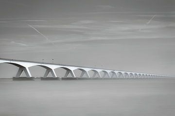 Le célèbre pont de Zeeland en noir et blanc sur Tim Vrijlandt