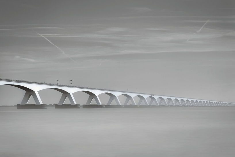 Die berühmte Zeelandbrücke in schwarz-weiß von Tim Vrijlandt