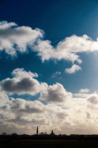 Middelburg Skyline  avec au-dessus un ciel typiquement hollandais sur Thom Brouwer