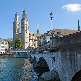 Zürich - Münsterbrücke en Grossmünster kerk van t.ART