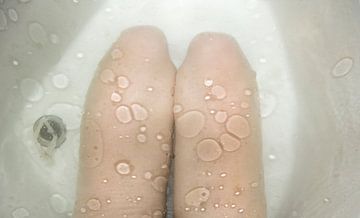 Dijbenen en knieën in bad, met druppels van Irene Cecile