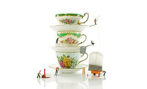 der Humor, einen High Tea mit Teebeuteln und Zucker durch Miniaturen zuzubereiten