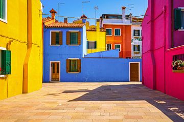 Bunter Platz auf der Insel Burano. Italien