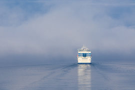 Fährschiff mit Nebel im Schärengarten vor Stockholm, Schweden