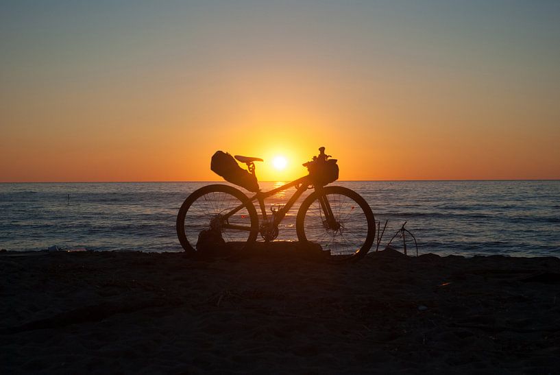 Mountain bike op het strand van Miranda Zwijgers