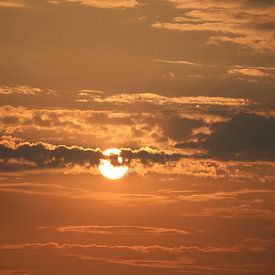 Zonsondergang met wolkenformatie van Ken Huysmans