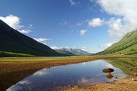 Kleurrijke Glen Etive in Schotland met reflectie van de bergen in de rivier. van Babetts Bildergalerie thumbnail