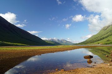 Farbenfrohes Glen Etive in Schottland mit Spiegelung der Berge im Fluß.