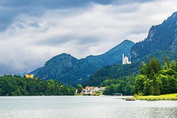 Uitzicht over de Alpsee naar kasteel Neuschwanstein en Ho van Rico Ködder