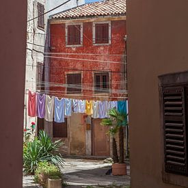 Straße in Istrien mit einer bunten Wäscheleine. von Leontien Adriaanse