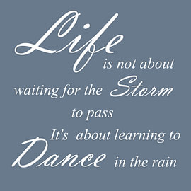 Dance in the Rain – Inspirerende Quote in Mistblauw van Sandra Hazes