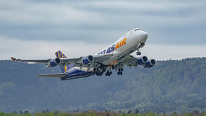Frachtflugzeug Boeing 747-400 der Atlas Air.