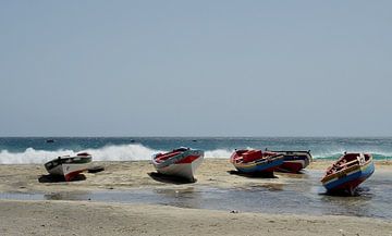 Vissersboten op het strand van  San Pedro, Sao Vicente, Kaapverdië van Rien Koorevaar