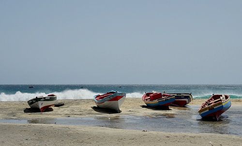 Vissersboten op het strand van  San Pedro, Sao Vicente, Kaapverdië