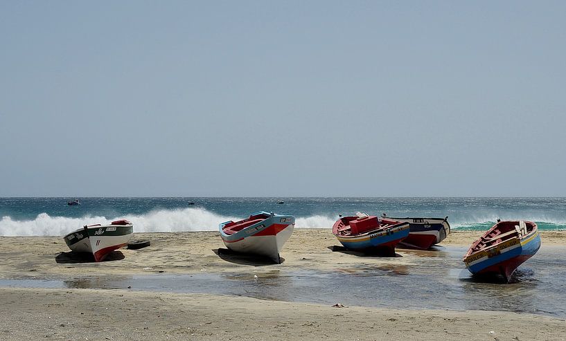 Vissersboten op het strand van  San Pedro, Sao Vicente, Kaapverdië par Rien Koorevaar