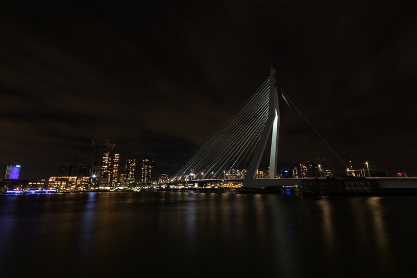 Erasmusbrücke in der Nacht von Fabio Holkema