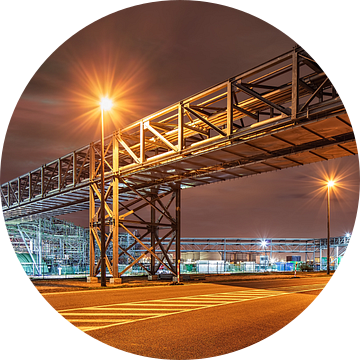 Pipeline brug oversteken van een weg in de industriële gebied 's nachts, Antwerpen 2 van Tony Vingerhoets