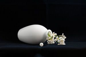 Stillleben mit Perle und weißer Blume