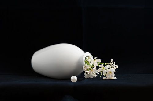Nature morte avec perle et fleur blanche