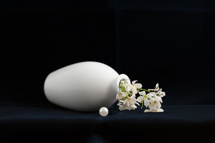 Stilleven met parel en witte bloem van Hannie Kassenaar