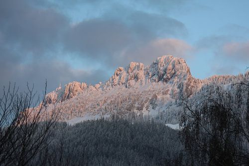 Winterliche Kampenwand im Abendlicht